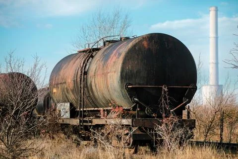 Shallow depth of field (selective focus) image with old and rusty railway oil Foto stock