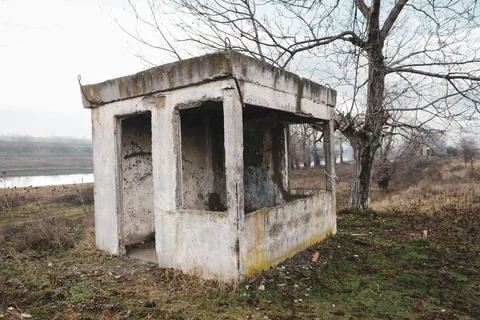 Shallow depth of field (selective focus) image with an abandoned building in  Foto stock