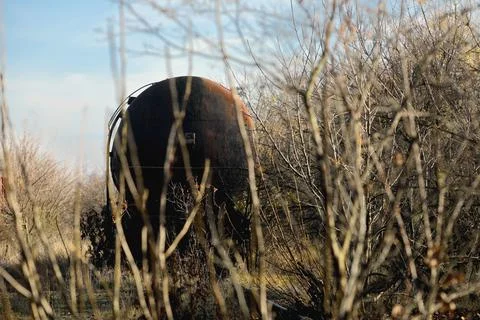 Shallow depth of field (selective focus) image with old and rusty railway oil Foto stock