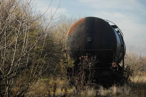 Shallow depth of field (selective focus) image with old and rusty railway oil Foto stock