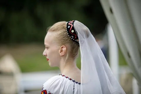 Shallow depth of field (selective focus) details with a girl dressed in Roman Foto stock