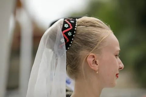 Shallow depth of field (selective focus) details with a girl dressed in Roman Foto stock