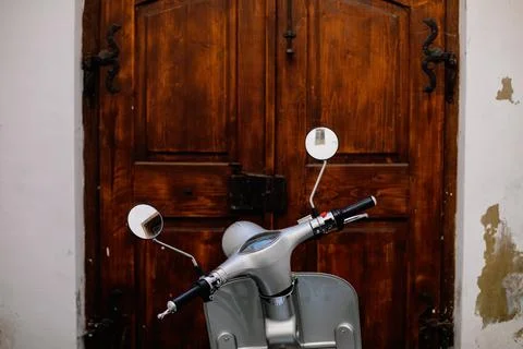 Shallow depth of field (selective focus) details with a scooter with a wooden Foto stock