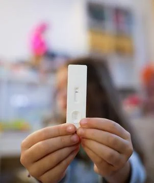 Shallow depth of field (selective focus) details with the hands of a 6 year.. Foto stock
