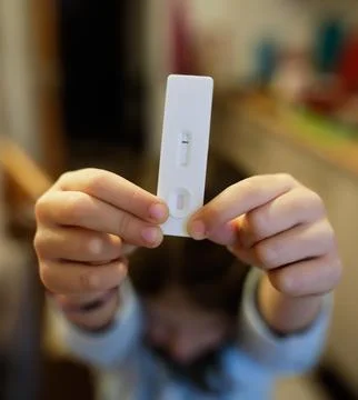 Shallow depth of field (selective focus) details with the hands of a 6 year.. Foto stock