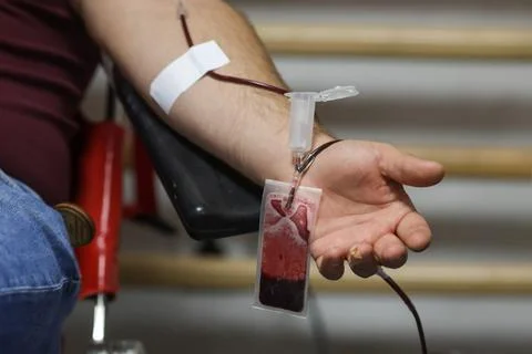 Shallow depth of field (selective focus) details with the hand of a man don.. Foto stock