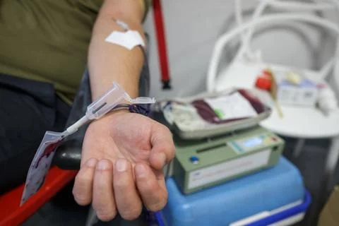 Shallow depth of field (selective focus) details with the hand of a man don.. Foto stock