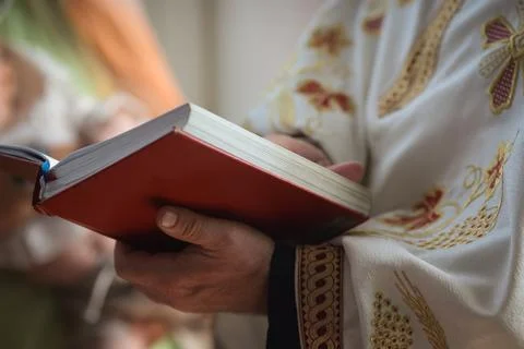 Shallow depth of field (selective focus) details with an orthodox priest in.. Foto stock