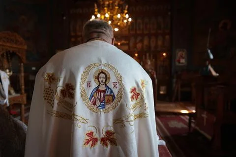 Shallow depth of field (selective focus) details with an orthodox priest in.. Stock-Fotos