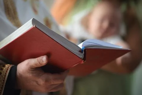 Shallow depth of field (selective focus) details with an orthodox priest in.. Stock-Fotos