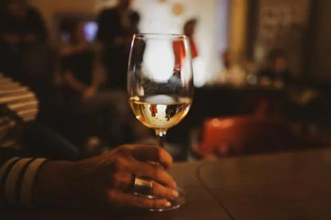 Shallow depth of field (selective focus) details with a glass of white in t.. Stock-Fotos