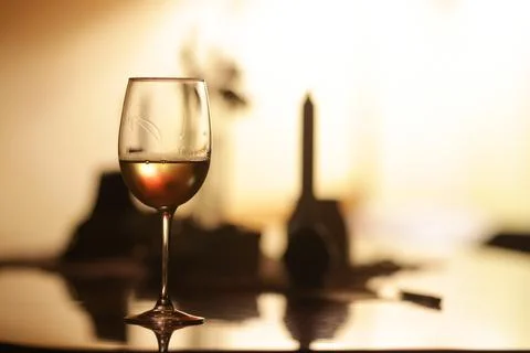 Shallow depth of field (selective focus) details with a glass of white wine.. Foto stock