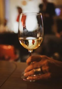 Shallow depth of field (selective focus) details with a glass of white in t.. Stock Photos