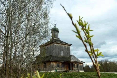 Shallow depth of field shot of old wooden orthodox church through blurred s.. Фото