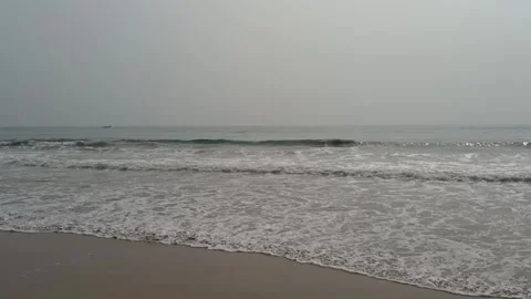 Shallow Ocean Tide Flowing Over Exotic Beach Shoreline Vidéo 331114562