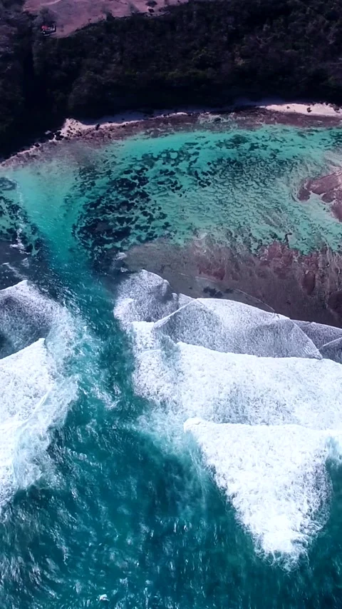 Shallow reef with deeper part, waves crashing and cliffs on coast 스톡 동영상 230299210