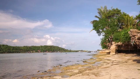 Shallow river between Nusa islands Video stock 108795886