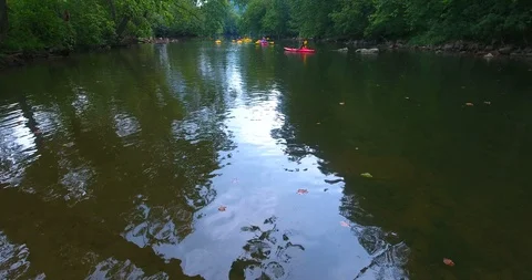 Shallow River Kayak B Stockbeeldmateriaal 106902216