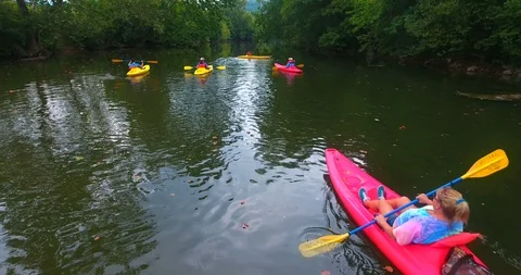 Shallow River Kayak C Stockbeeldmateriaal 106902844