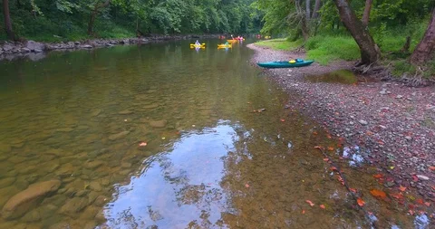 Shallow River Kayak A Stockbeeldmateriaal 106901893