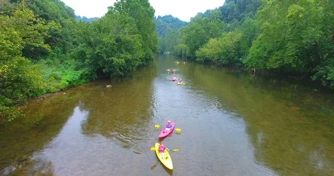 Shallow River Kayakers A Stockbeeldmateriaal 106903242