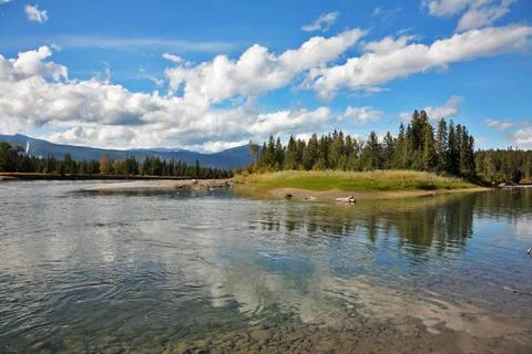 The shallow river The shallow river drying up by autumn in Yellowstone par... Stock-Fotos
