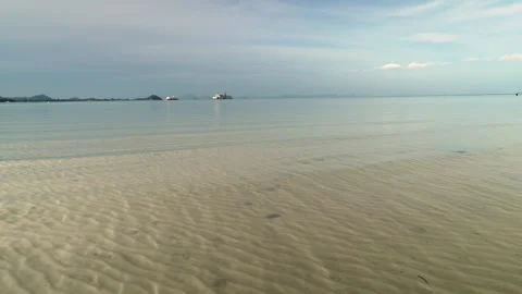 Shallow Tropical Sea with Sandy Bottom and Calm Water, Koh Samui, Thailand Vidéo 340119073