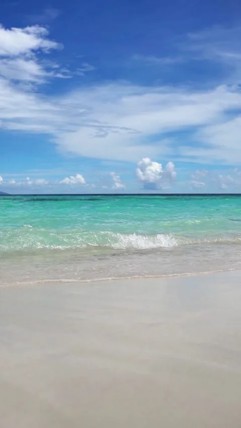Shallow water oceans waves - slow motion - Indonesia Stockbeeldmateriaal 284526835