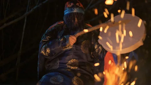Shamanic session near the fire. Vídeo Stock 106788493