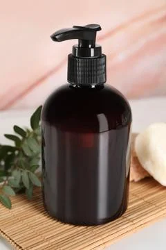 Shampoo bottle and solid shampoo bars on white marble table Stockfoto's
