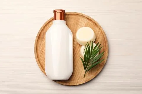 Shampoo bottle, solid shampoo bars and green leaf on white wooden table, to.. 스톡 사진