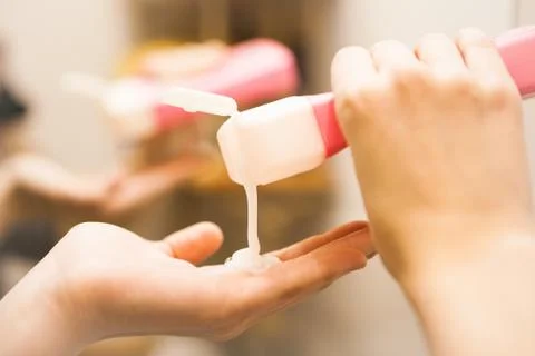 Shampoo flowing in the hand, close up Foto stock