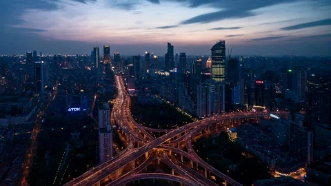 Shanghai Dusk Traffic at a Road Intersection 4K 動画素材 81886790
