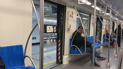 Shanghai metro train continues after closing 스톡 동영상 121002213