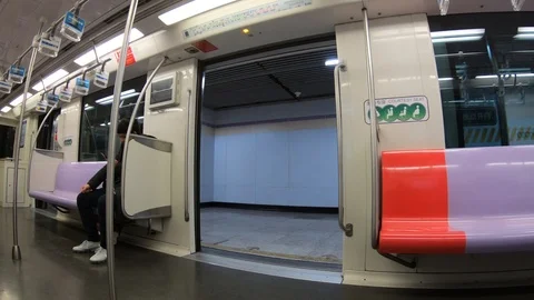 Shanghai subway train closing gate starts to start 스톡 동영상 109577627