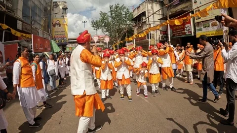 Shankhnaad, performs with hundreds of conch blowers. during Ganesh visarjan Stock Footage 285334455