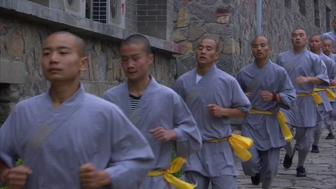 Shaolin monks running on the slope while Kung Fu training Видео 89761759