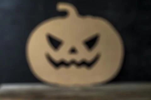 The shape of the halloween pumpkin in the background is completely blurred. N Foto stock