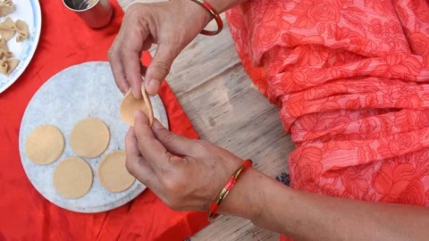 Shaping of Dal Pithi. Vídeo Stock 220869183