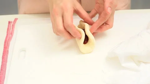 Shaping dough in close up Vidéo 161801853