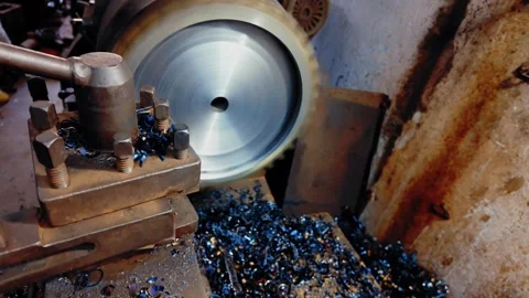 Shaping metal on lathe machine Stockbeeldmateriaal 346464583