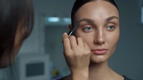 Shaping a Perfect Eyebrow Stock Footage 111368904
