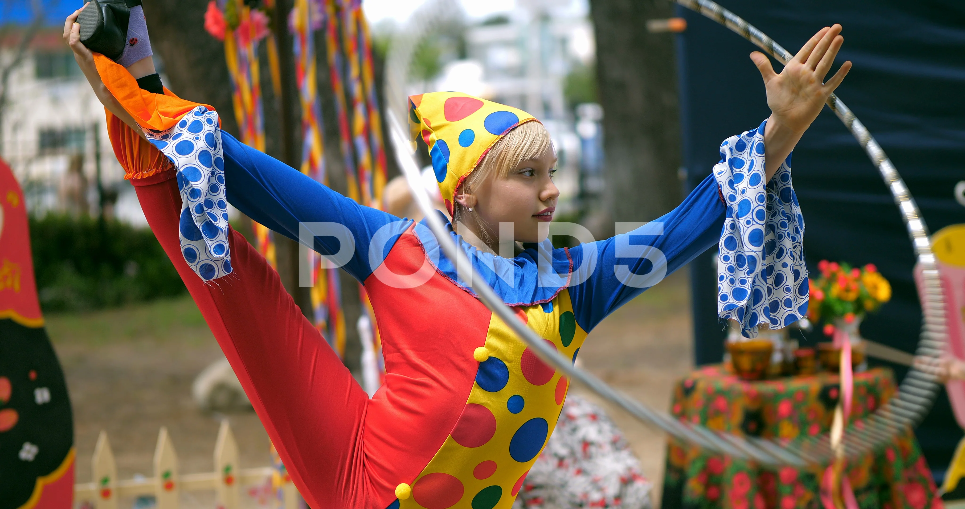 Shapito circus clown girl performs acrob, Stock Video