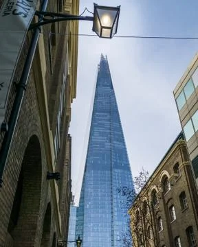 The Shard skyscraper with grey clouds in the sky. Stock-Fotos