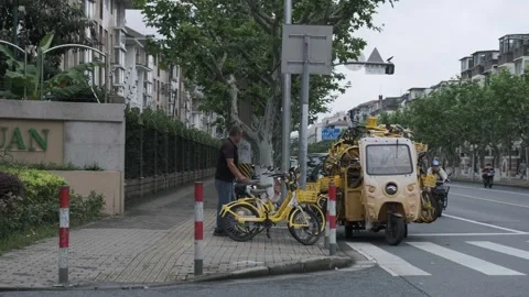 Shared bicycle in China Shanghai 스톡 동영상 337628196