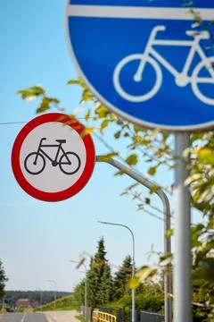 Shared pedestrian and bicycle path sign with no bicycles sign in the backgrou Foto stock