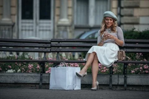 Sharing her experience about Paris Foto stock
