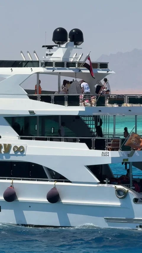 Sharm el sheikh, Egypt -MARCH 10, 2026: Luxury superyacht cruising on a tropical Vídeo Stock 331193250