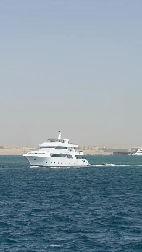 Sharm el sheikh, Egypt -MARCH 10, 2026: Luxury white yacht sailing on the red Stock-Footage 331193512