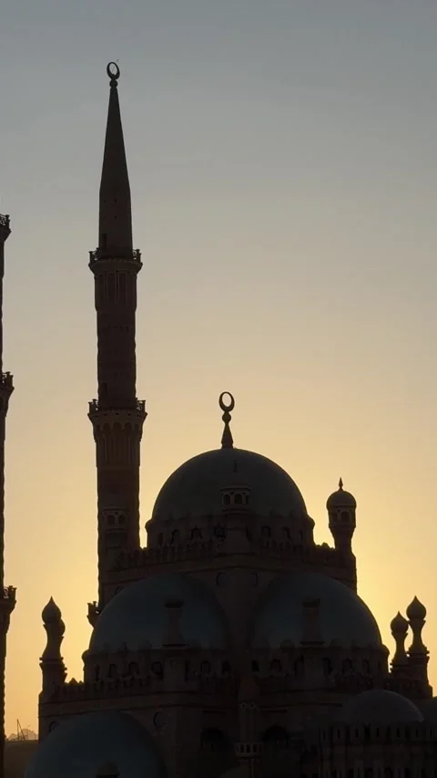 Sharm el sheikh, Egypt -MARCH 10, 2026: Al sahaba mosque silhouette during Vídeo Stock 331339823